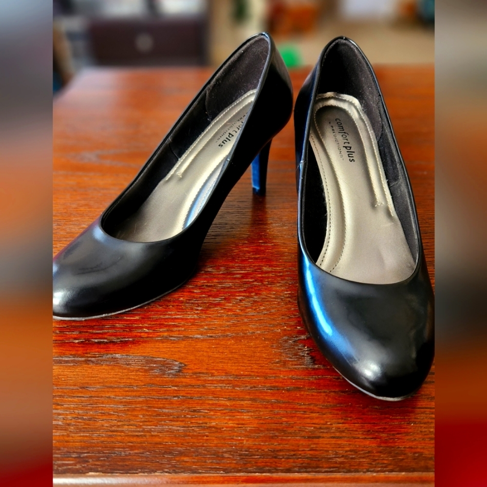 Comfort Plus size 8.5 black pleather kitten heels
